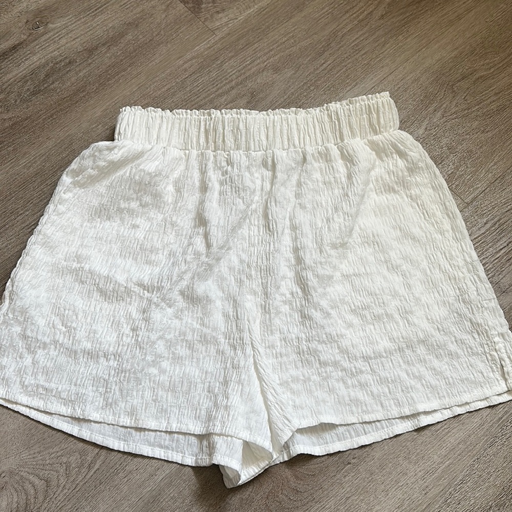 Lulus Resort Life White crinkle shorts worn once. In a size small.